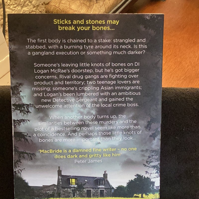 Close to the Bone (Logan Mcrae, Book 8)