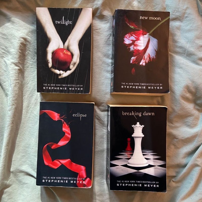 Twighlit Saga Books- Twilight, New Moon, Eclipse, Breaking Dawn 