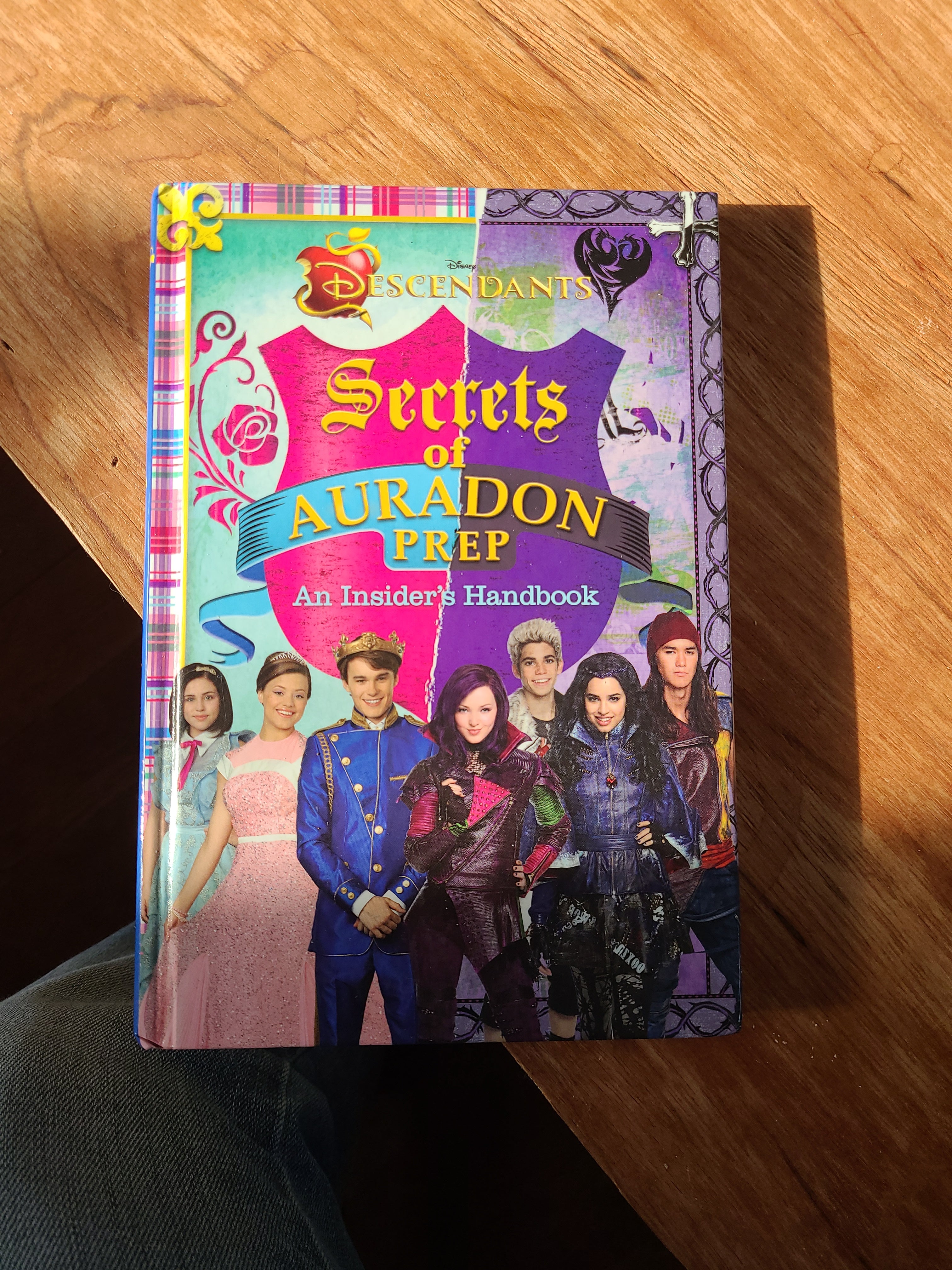 Disney Descendants: Secrets of Auradon Prep