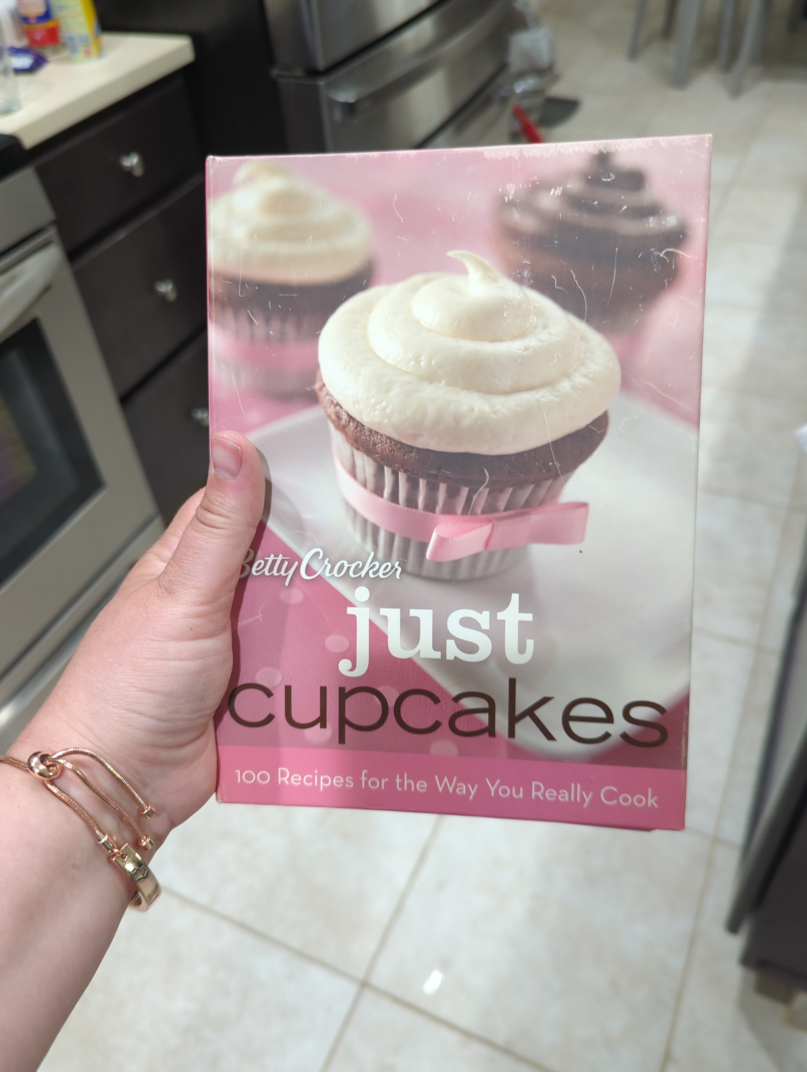 Betty Crocker Just Cupcakes: 100 Recipes for the Way You Really Cook