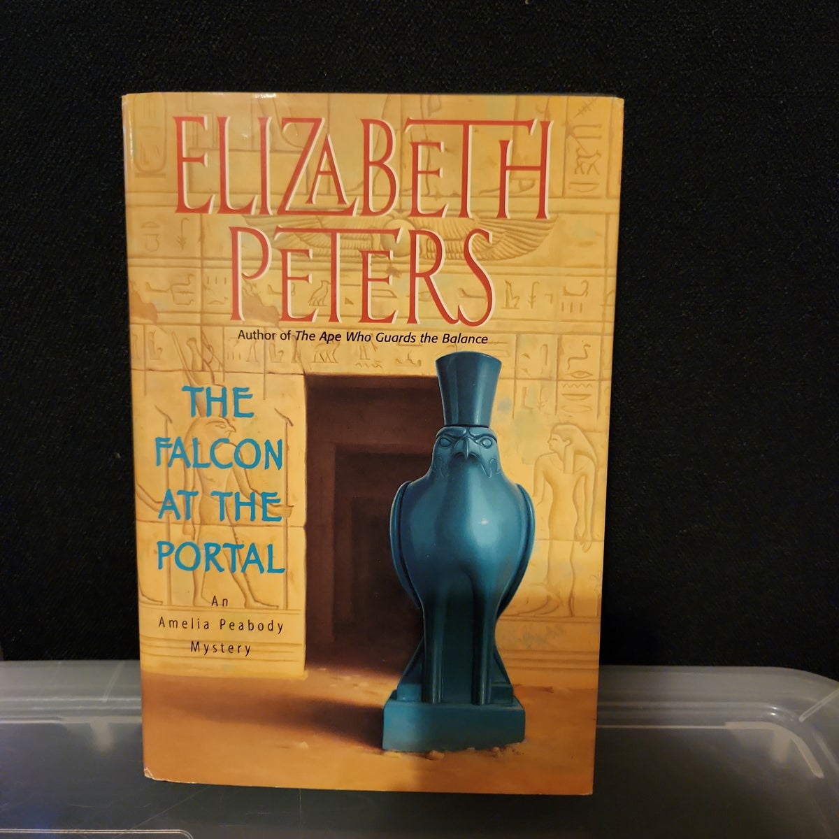 The Falcon At The Portal Elizabeth Peters - Livres