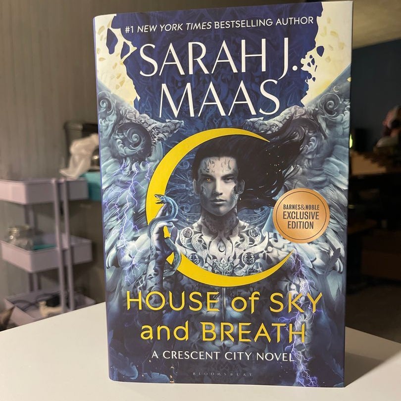 House of Sky and Breath (B&N Exclusive Edition) (Crescent City