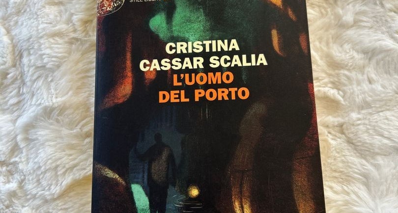 L'uomo del porto by Cristina cassar scalia, Paperback