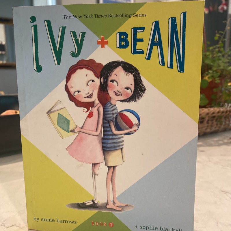 Ivy and Bean - Book 1 (Ivy and Bean Books, Books for Elementary School)