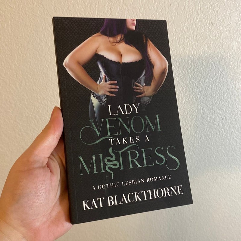 Lady Venom takes a Mistress 