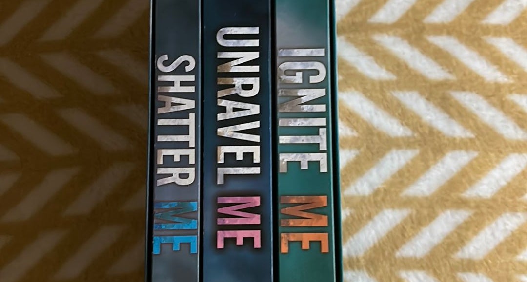 Shatter Me Series Box Set: Shatter Me, Unravel Me, Ignite Me - Paperback -  GOOD 9780062563088