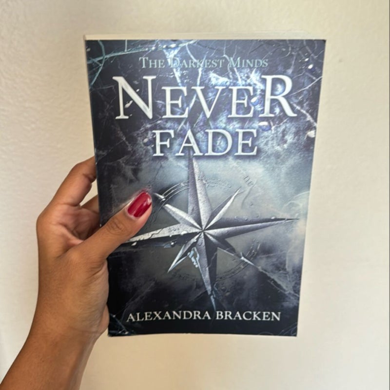 Never Fade (a Darkest Minds Novel)