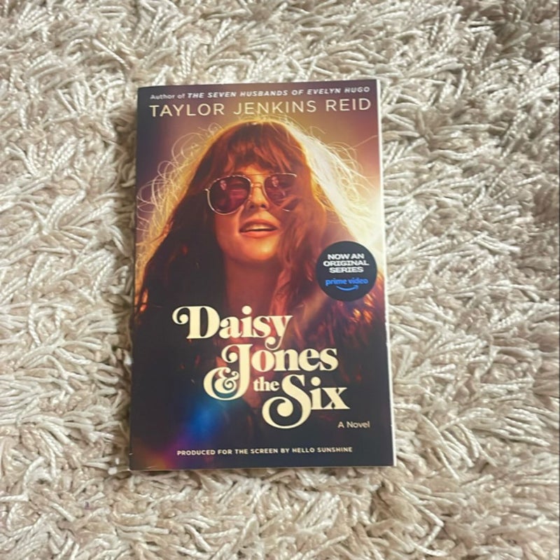 Daisy Jones and the Six (TV Tie-In Edition)