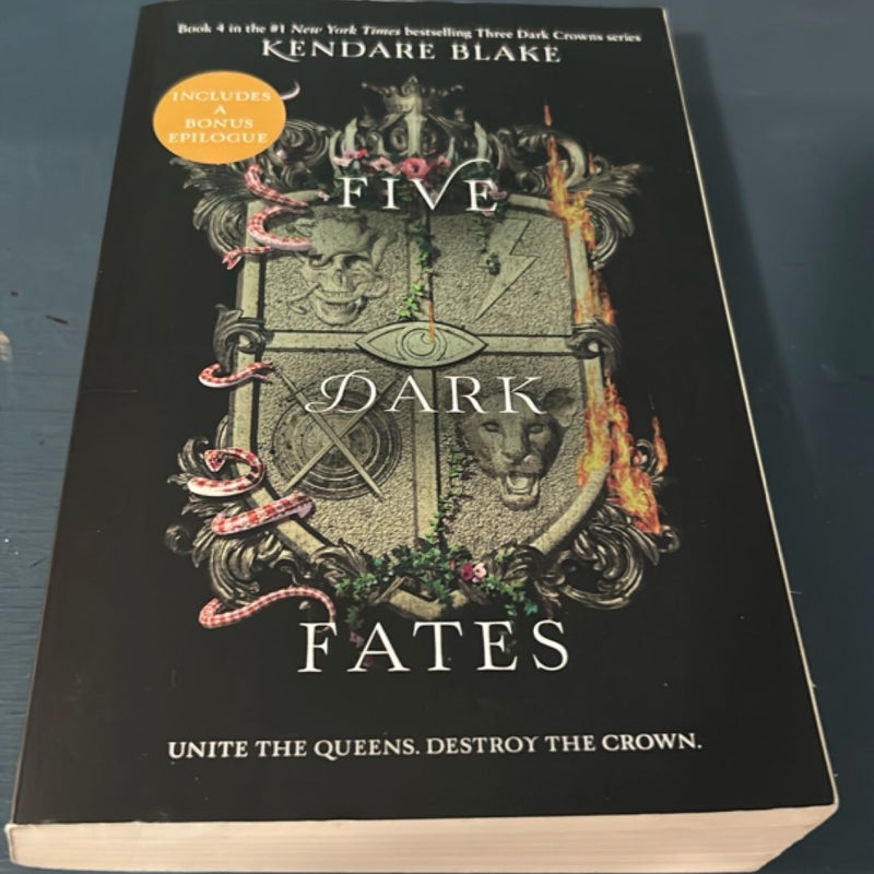 4 book bundle Three Dark Crowns
