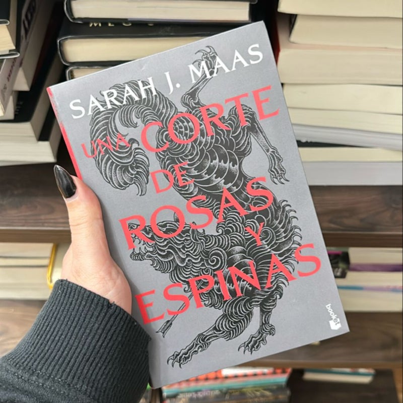 A Court of Thorns & Roses by Sarah J Maas (SPANISH)