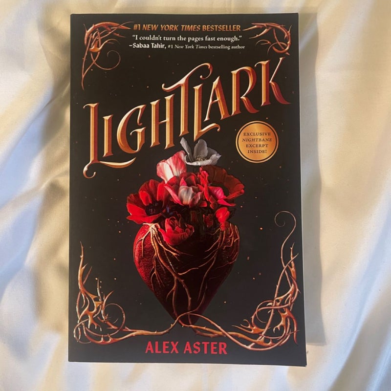 Lightlark (the Lightlark Saga Book 1)