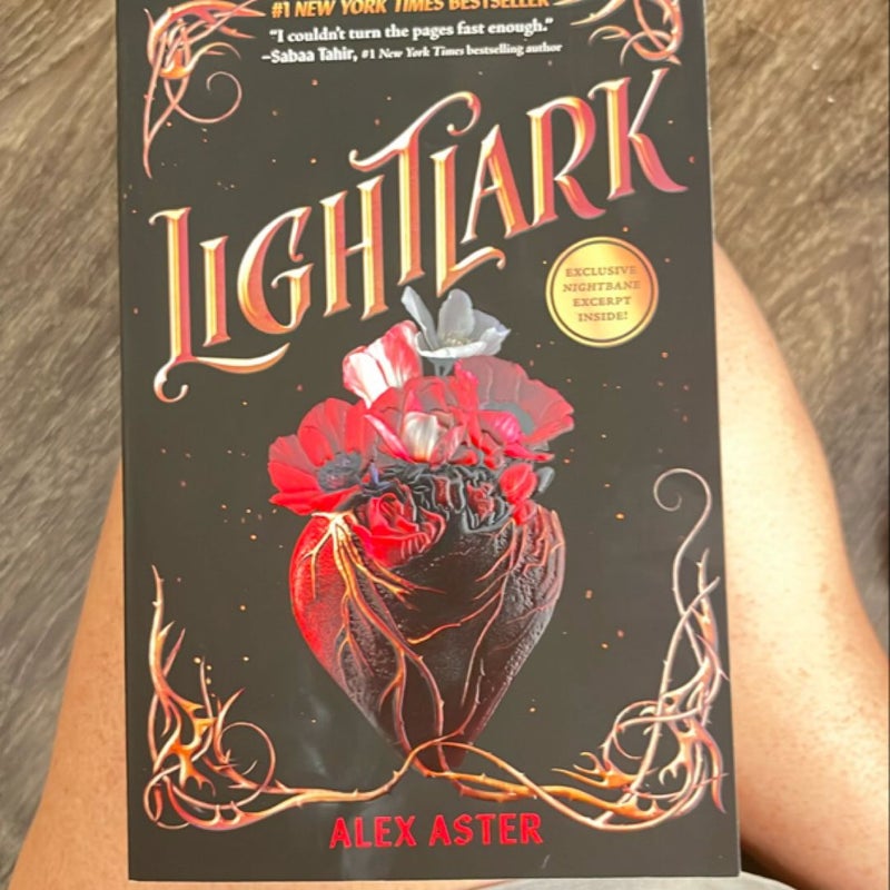 Lightlark (the Lightlark Saga Book 1)