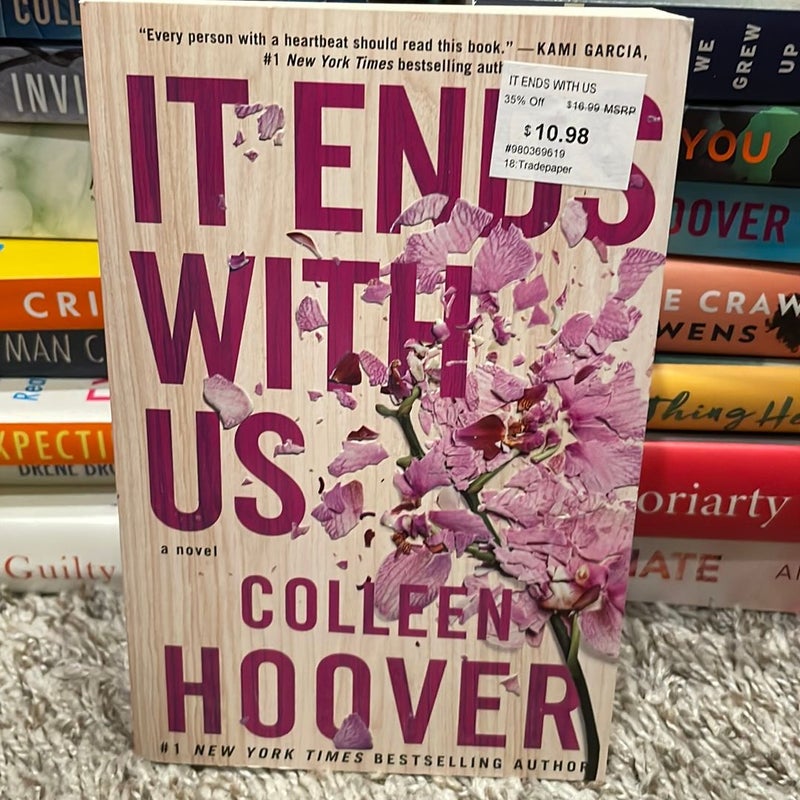 It Ends with Us: A Novel (1): Hoover, Colleen: 9781501110368: :  Books