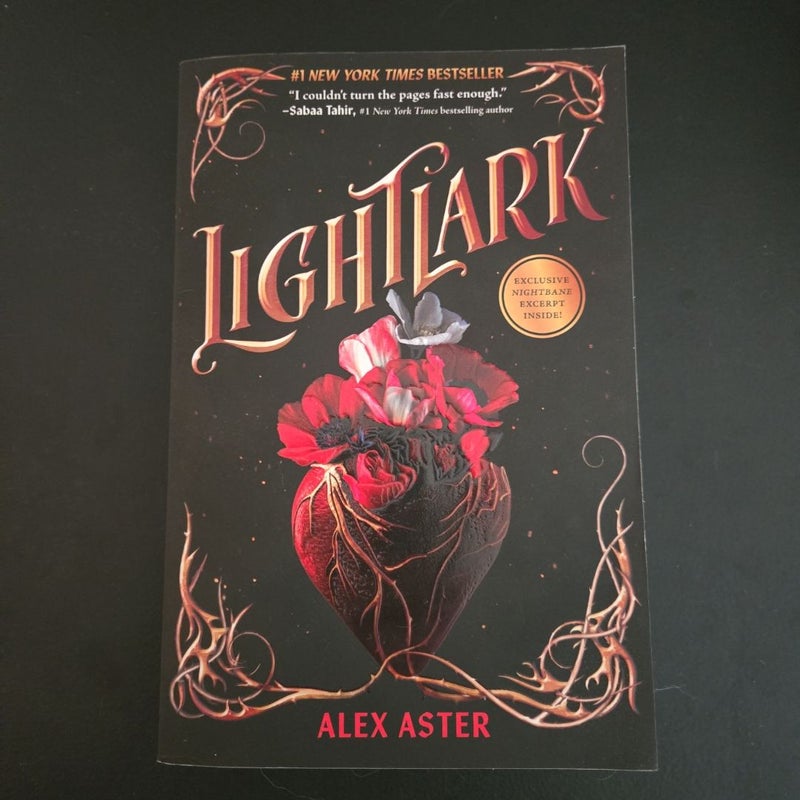 Lightlark (the Lightlark Saga Book 1)