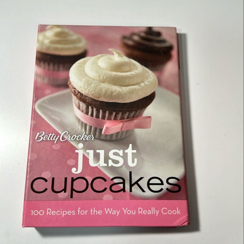 Betty Crocker Just Cupcakes: 100 Recipes for the Way You Really Cook