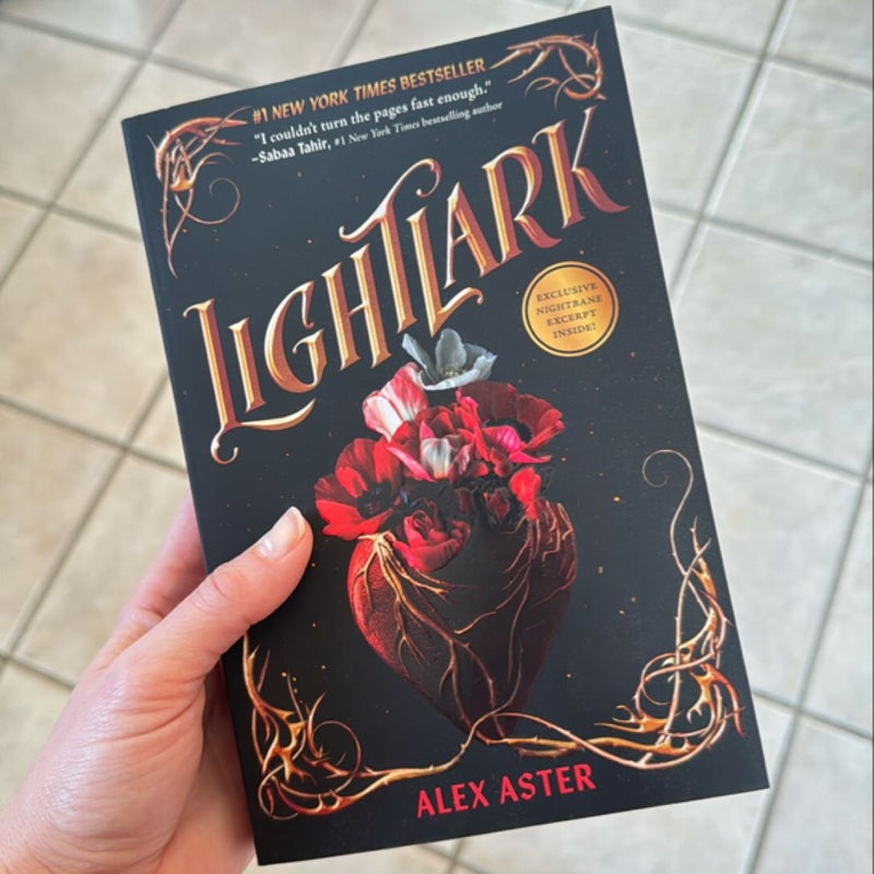 Lightlark (the Lightlark Saga Book 1)