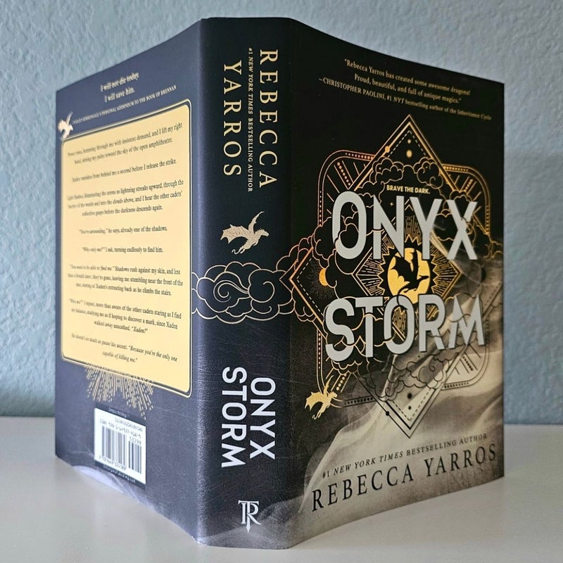 Onyx Storm by Rebecca Yarros Deluxe Limited Edition with Sprayed Stenciled Edge