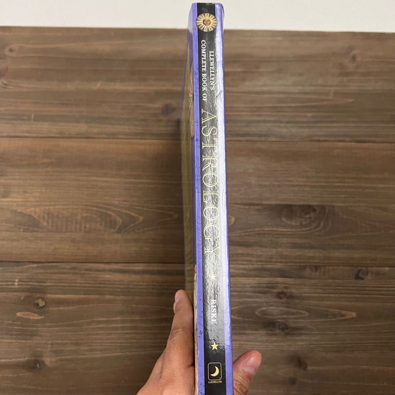 Llewellyn's Complete Book of Astrology