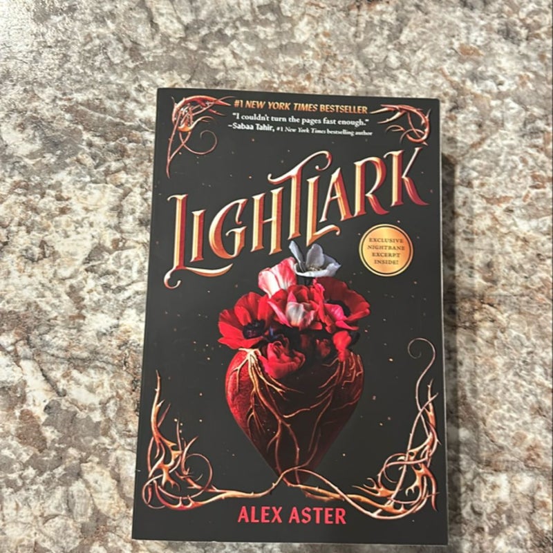 Lightlark (the Lightlark Saga Book 1)