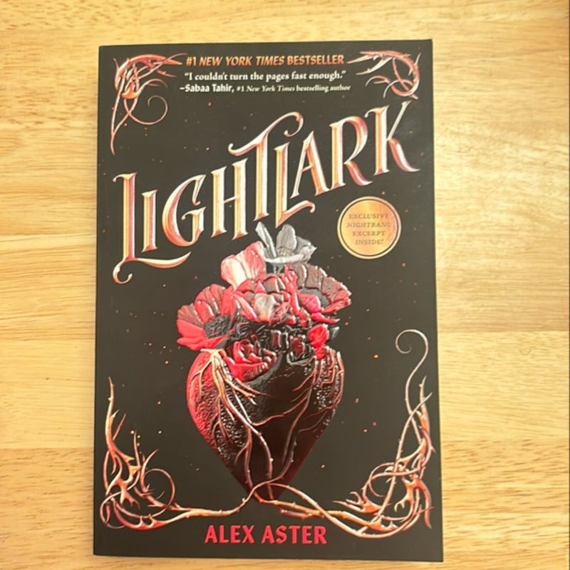 Lightlark (the Lightlark Saga Book 1)