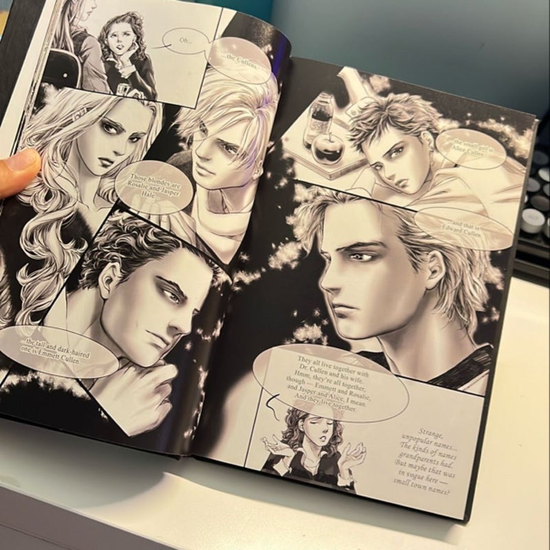 Twilight: the Graphic Novel, Vol. 1