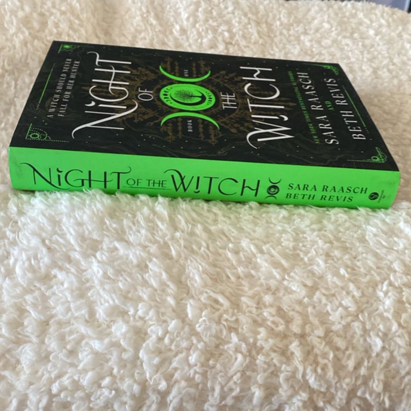Night of the Witch by Sara Raasch; Beth Revis, Hardcover | Pangobooks