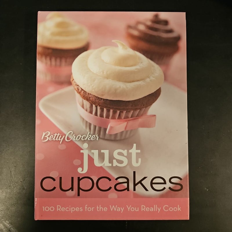 Betty Crocker Just Cupcakes: 100 Recipes for the Way You Really Cook