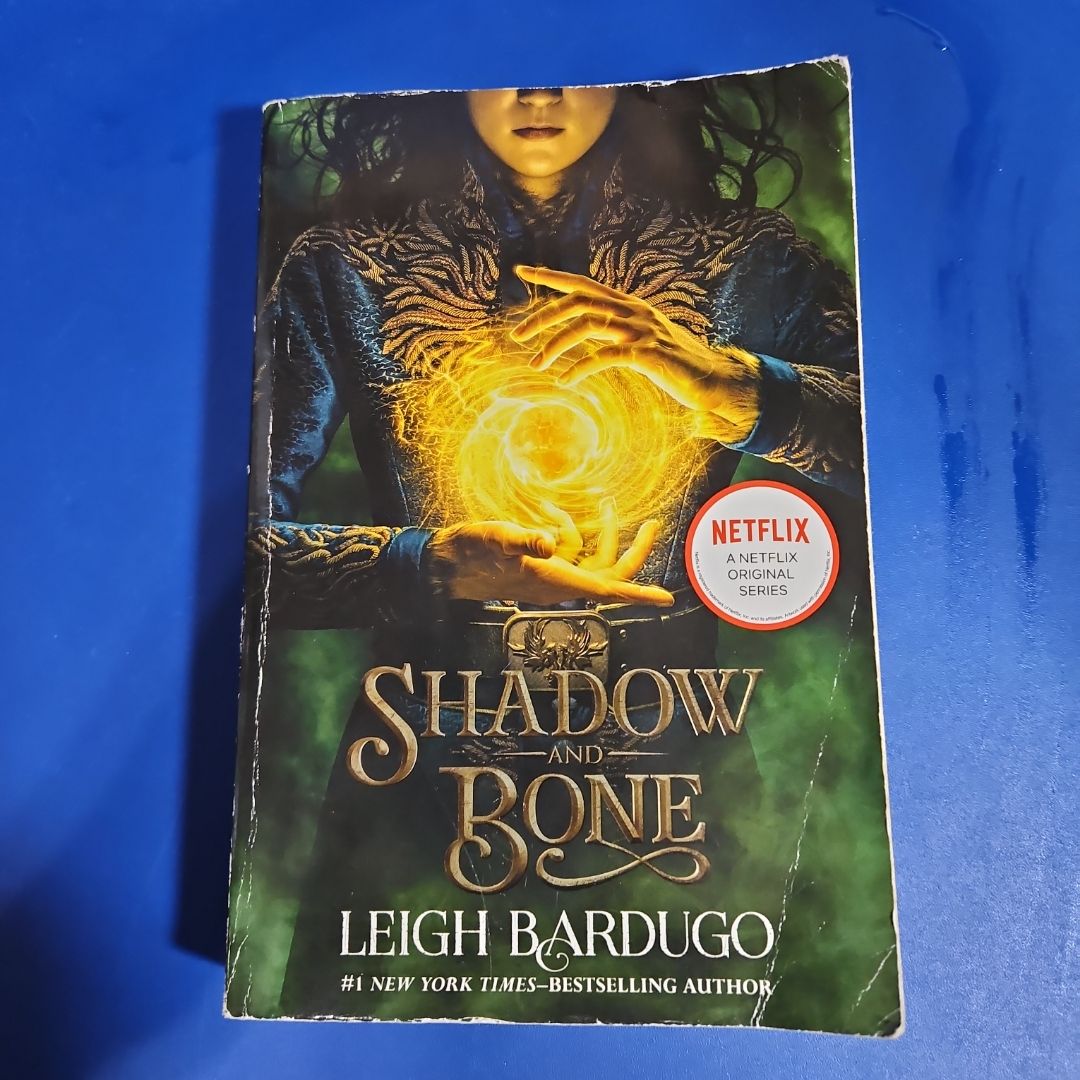 Shadow and Bone Book 1 (NETFLIX TIE-IN)