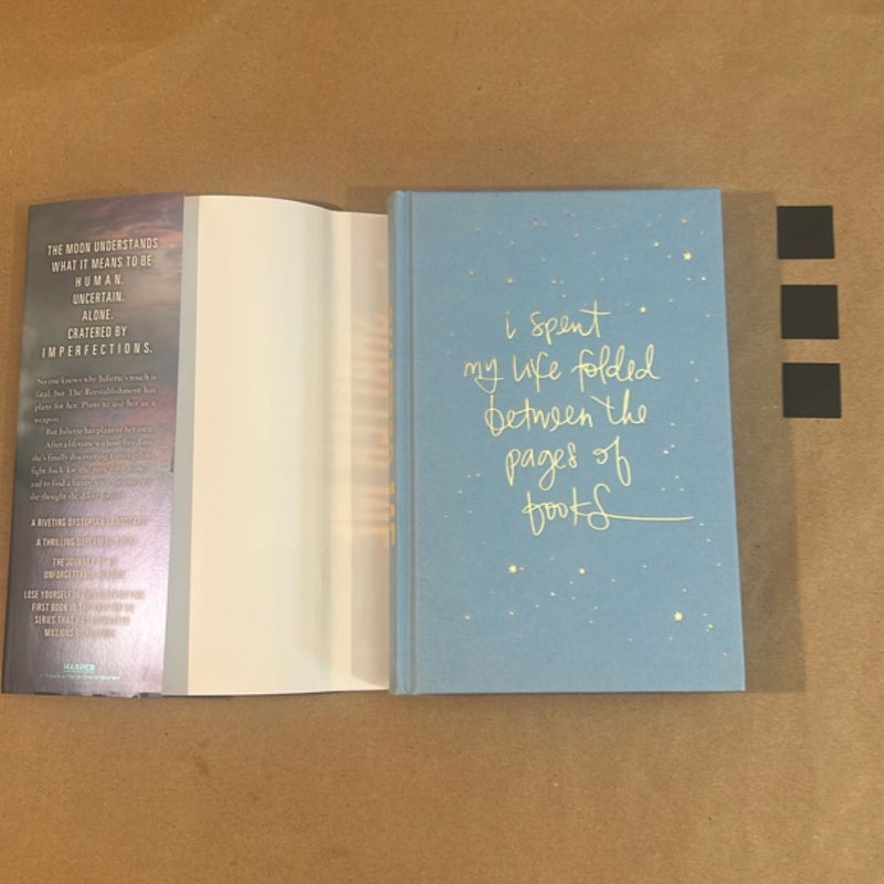 Shatter Me Collector's Deluxe Limited Edition