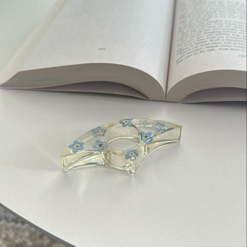 book/thumb/page holder - clear + dried blue flowers 🩵