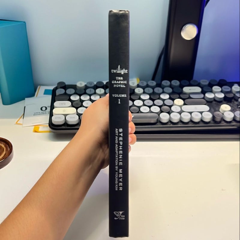 Twilight: the Graphic Novel, Vol. 1