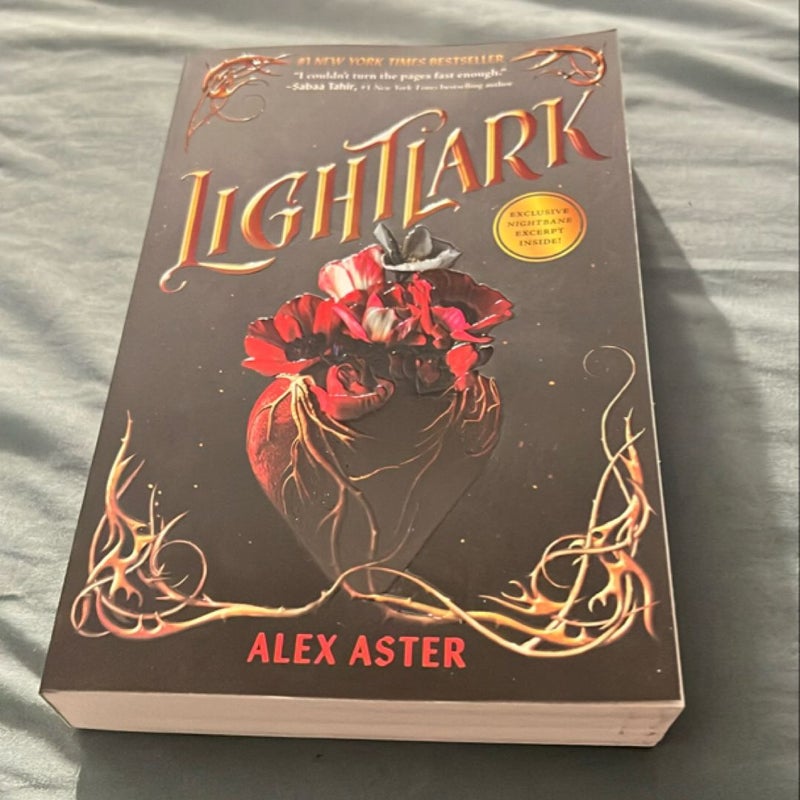 Lightlark (the Lightlark Saga Book 1)