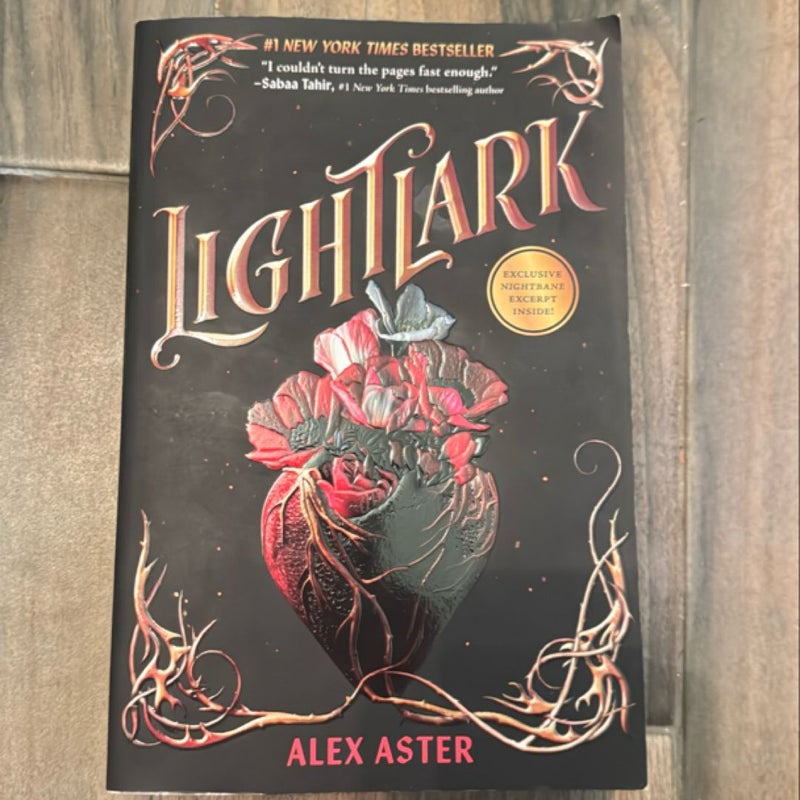 Lightlark (the Lightlark Saga Book 1)