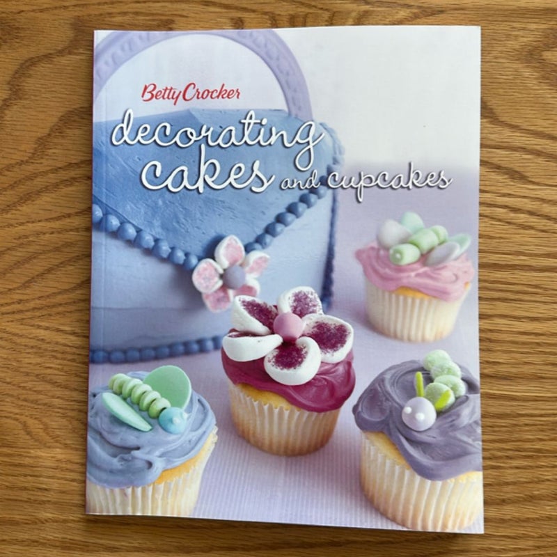 Betty Crocker Decorating Cakes and Cupcakes