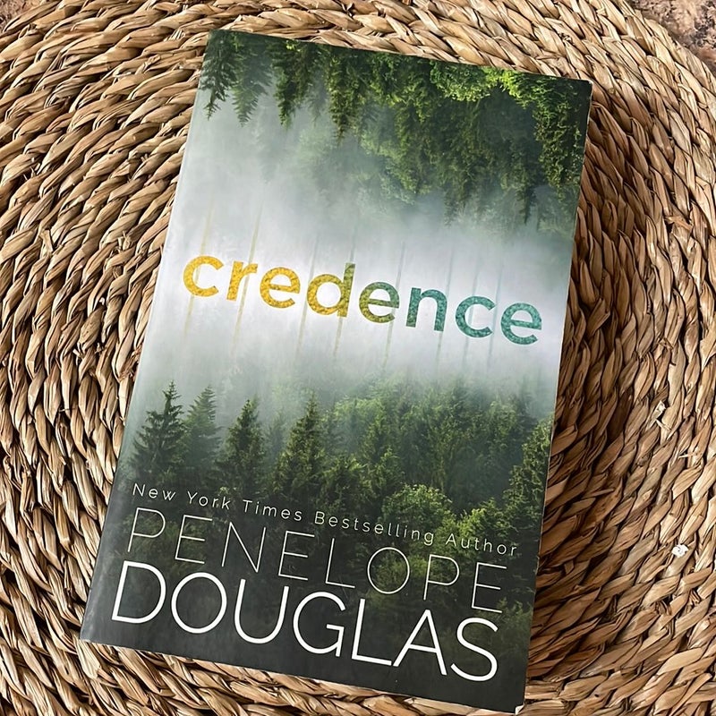 Credence: Douglas, Penelope: 9781660089055: : Books