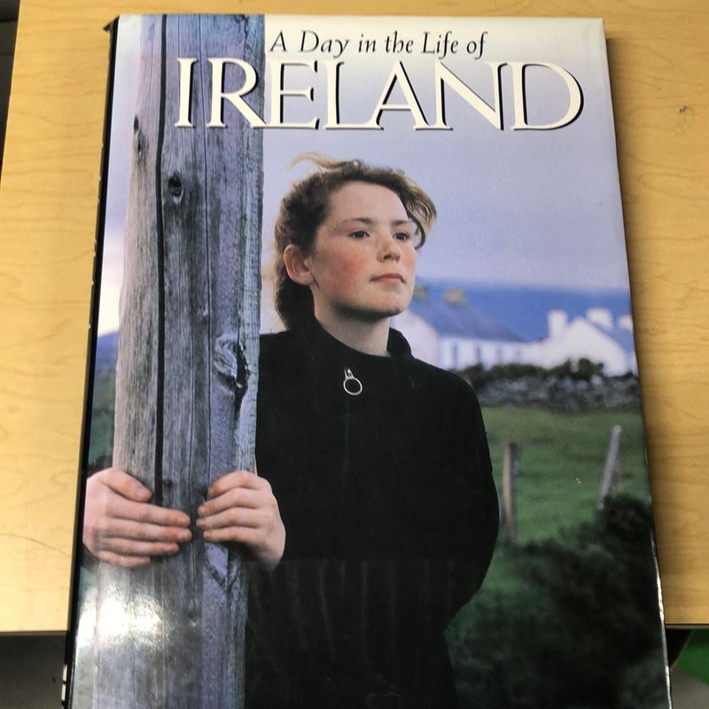 A Day in the Life of Ireland by Jennifer Erwitt, Hardcover | Pangobooks