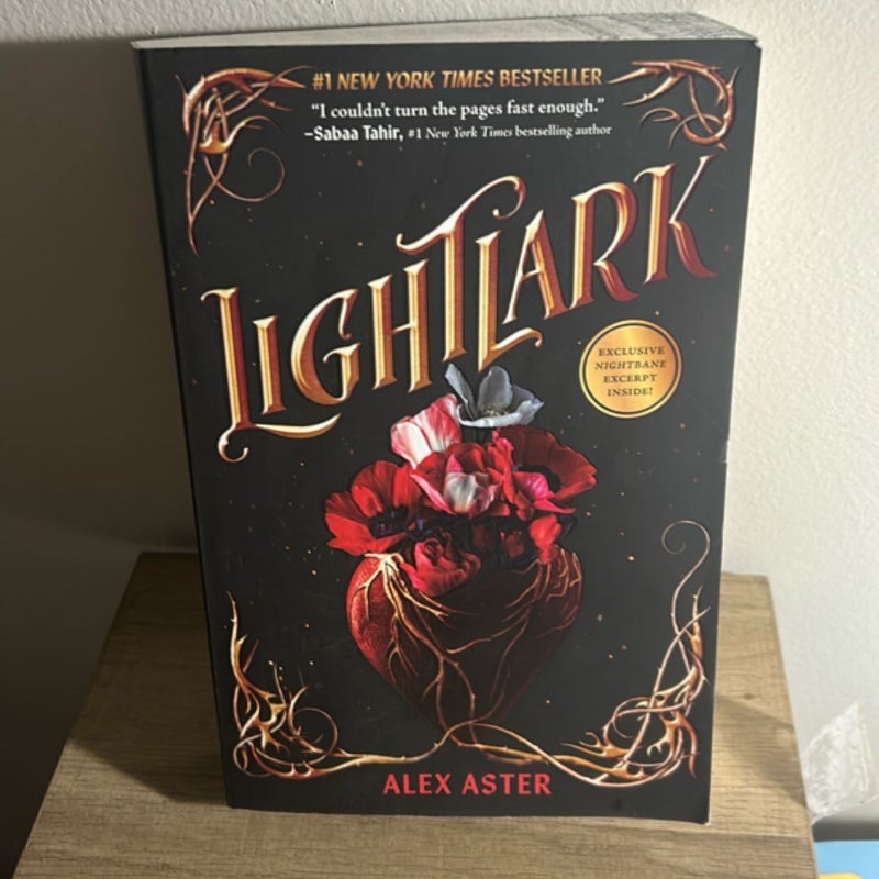 Lightlark (the Lightlark Saga Book 1)