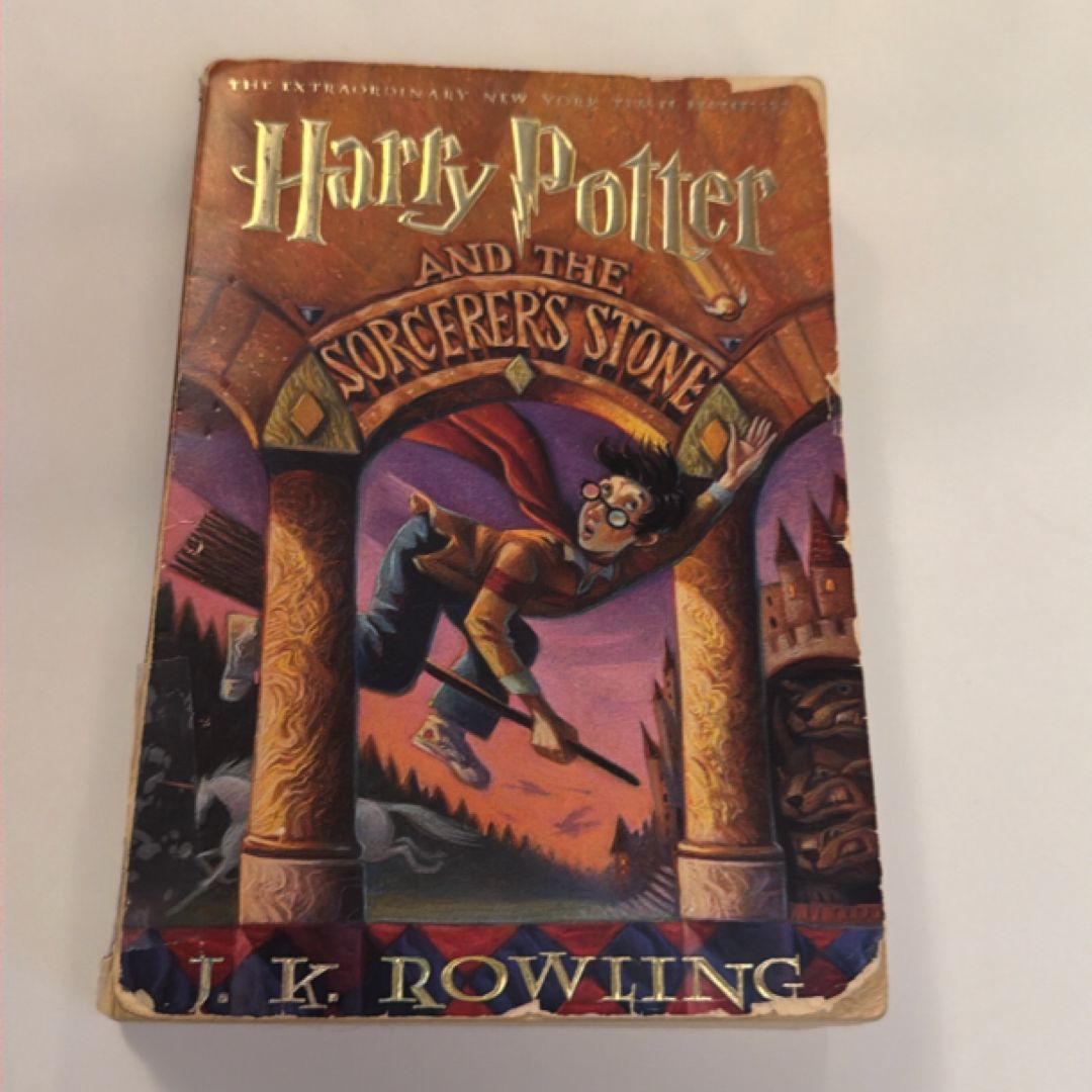 Harry Potter and the Sorcerer's Stone (Harry Potter, Book 1)