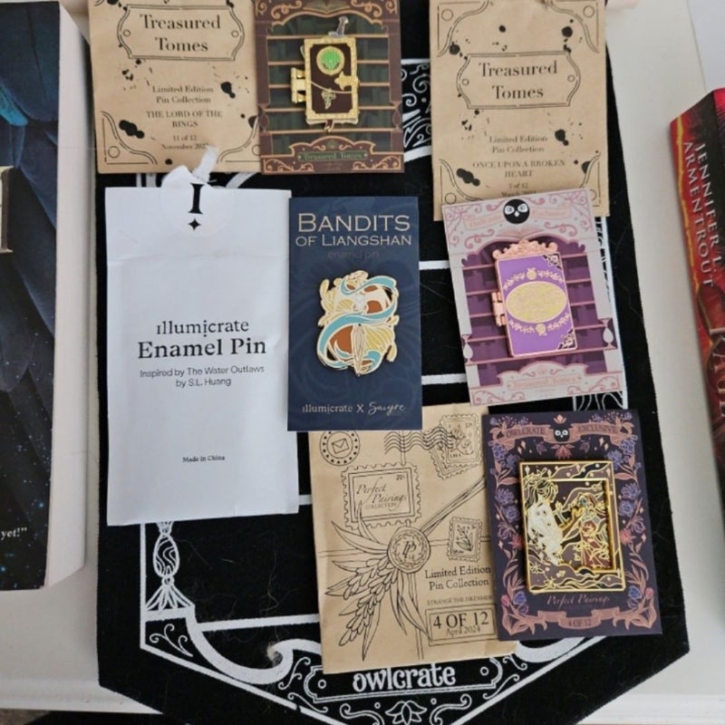 Owlcrate J.R.R Tolkien, Laini Taylor, Stephanie Garber Treasure Tome Illumicrate