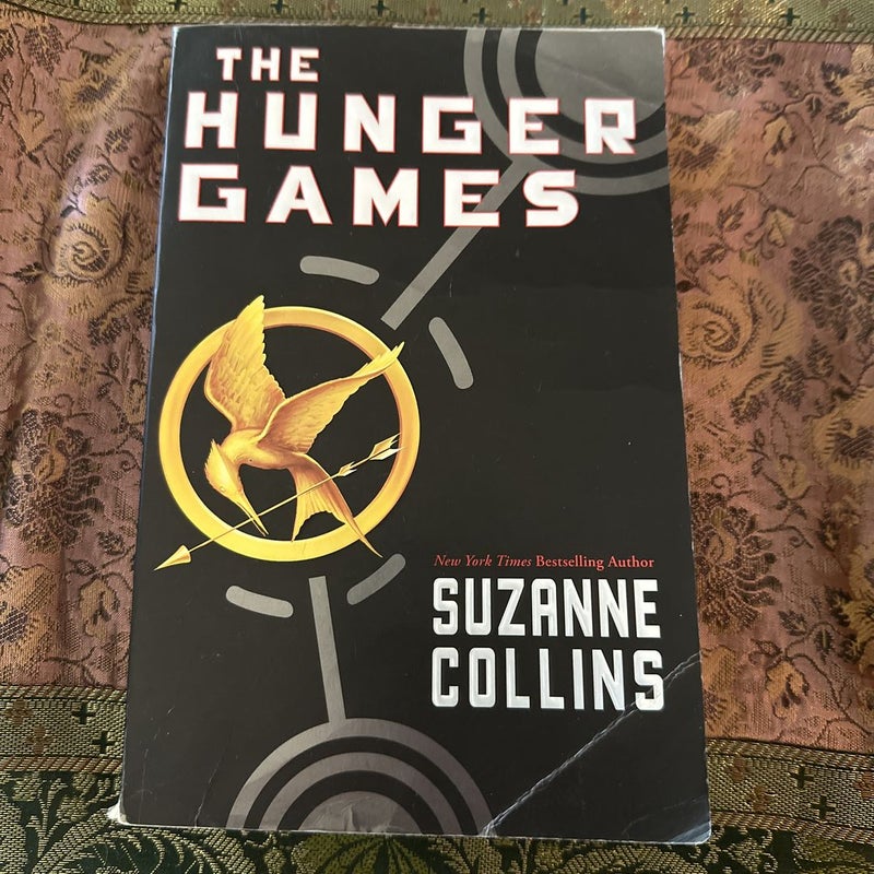  The Hunger Games: 9780439023528: Suzanne Collins: Books