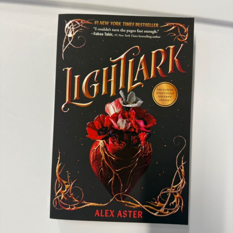 Lightlark (the Lightlark Saga Book 1)