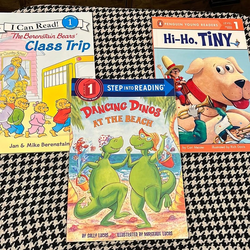 Level 1 bundle *like new: Dancing Dinos at the Beach, The Berenstain Bears’ Class Trip, Hi-Ho Tiny