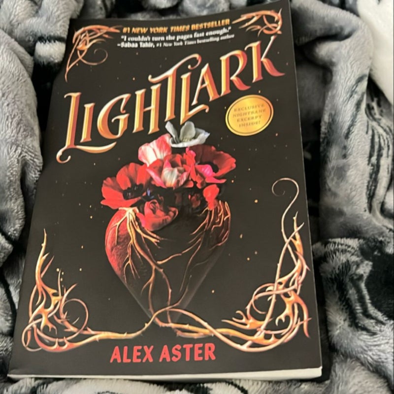 Lightlark (the Lightlark Saga Book 1)