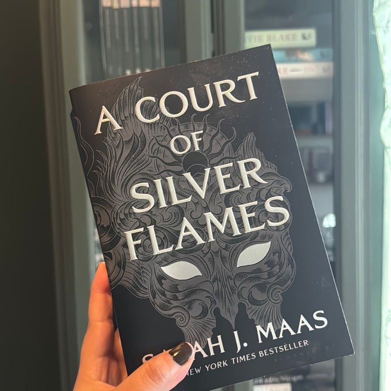 A court of silver flames black edition