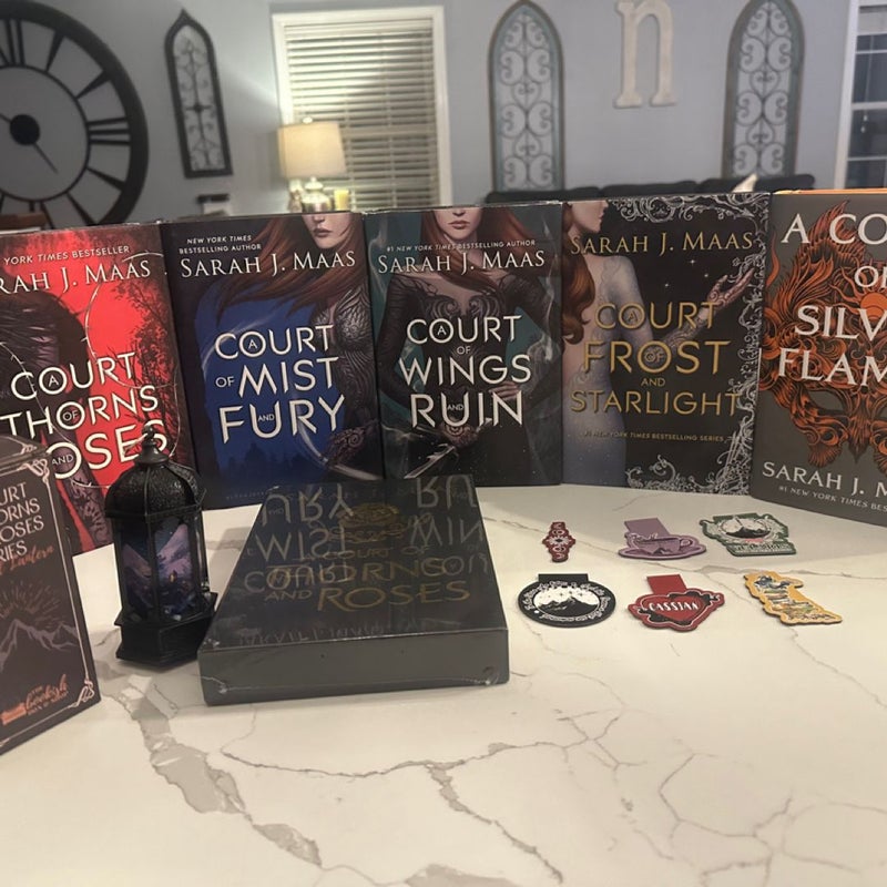 A court of thorns and roses complete set with extras