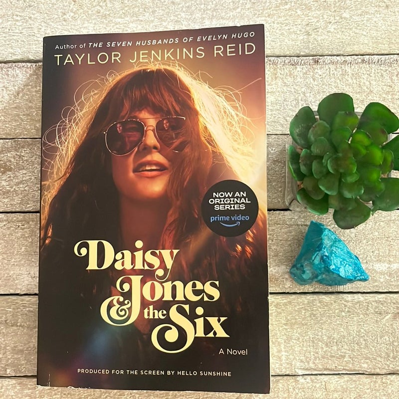 Daisy Jones and the Six (TV Tie-In Edition)