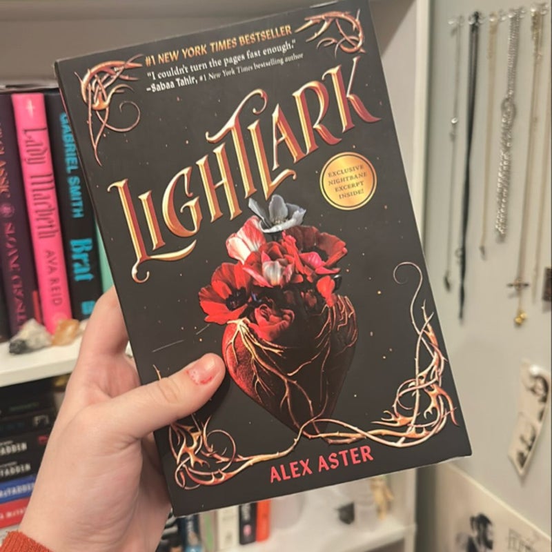 Lightlark (the Lightlark Saga Book 1)