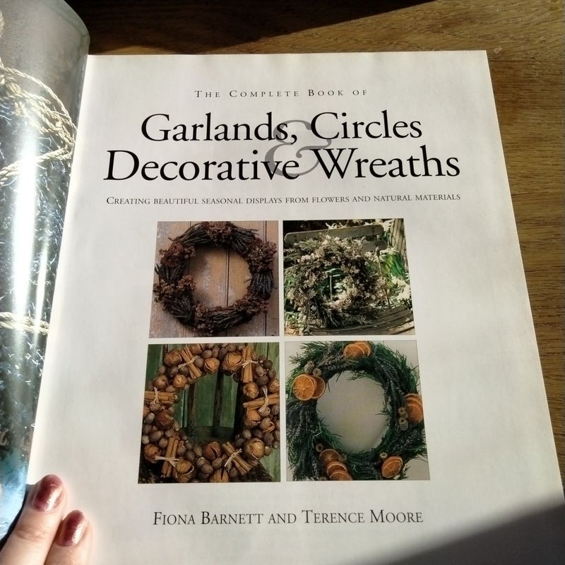 The Complete Book of Garlands, Circles and Decorative Wreaths