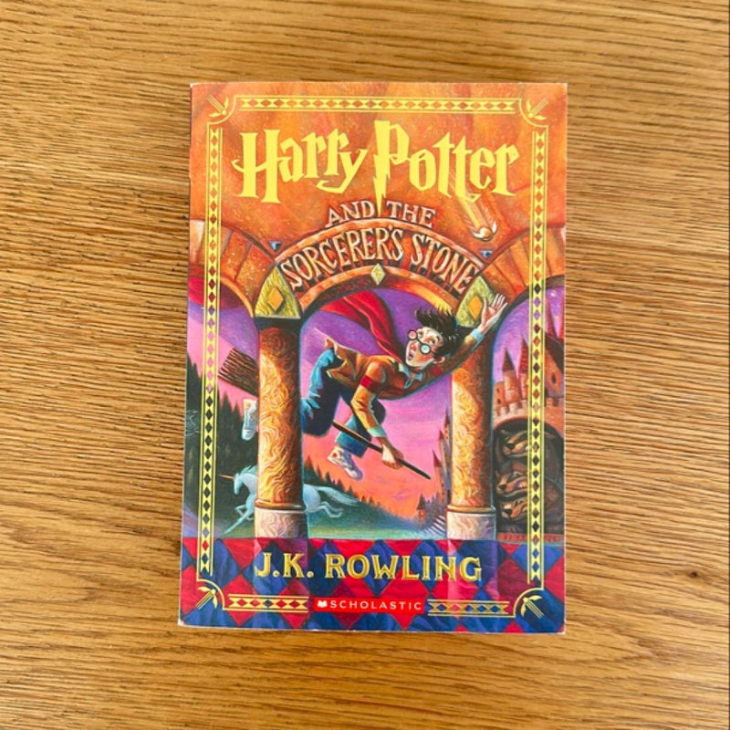 Harry Potter and the Sorcerer's Stone (Harry Potter, Book 1)