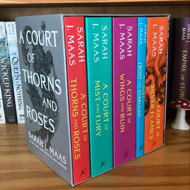 A Court of Thorns and Roses Paperback Box Set (5 Books)